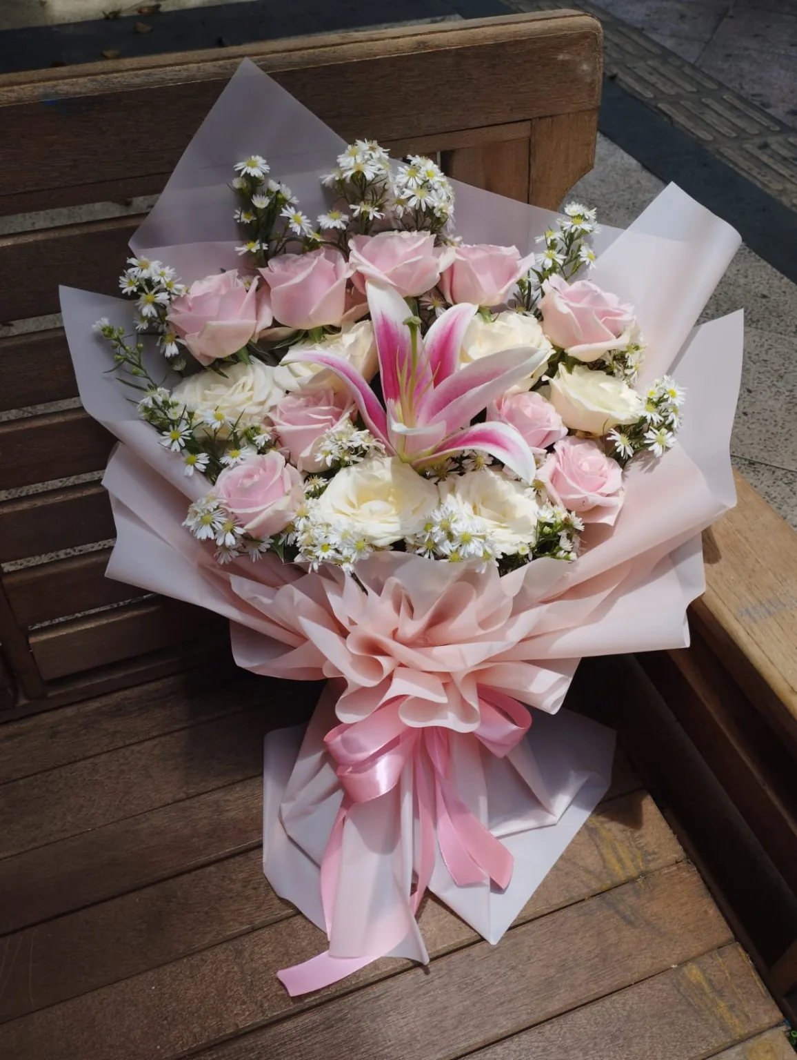 Bouquet bunga pink untuk hadiah dan wisuda