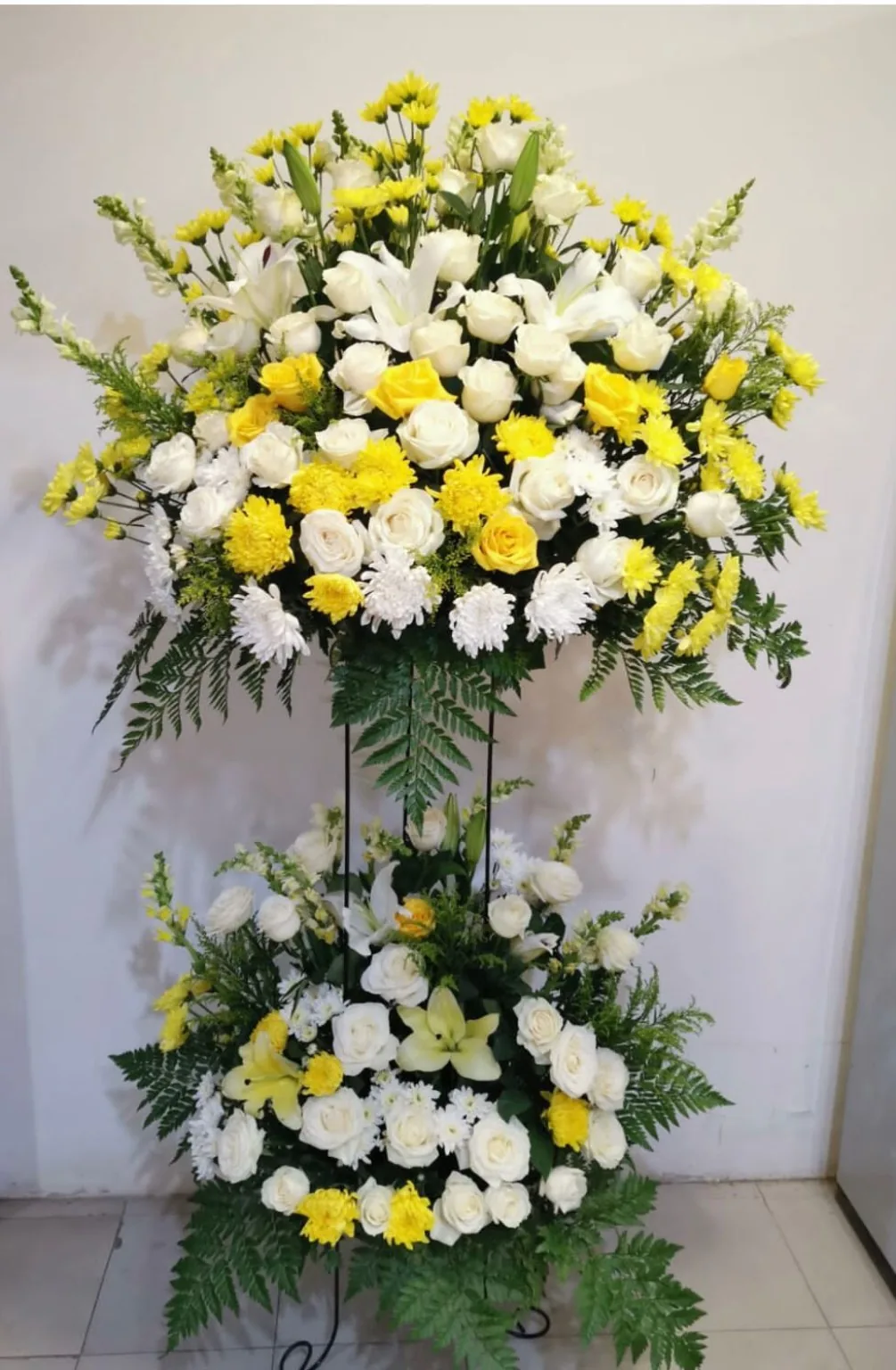 Standing flower putih kuning Adeeva Florist Semarang