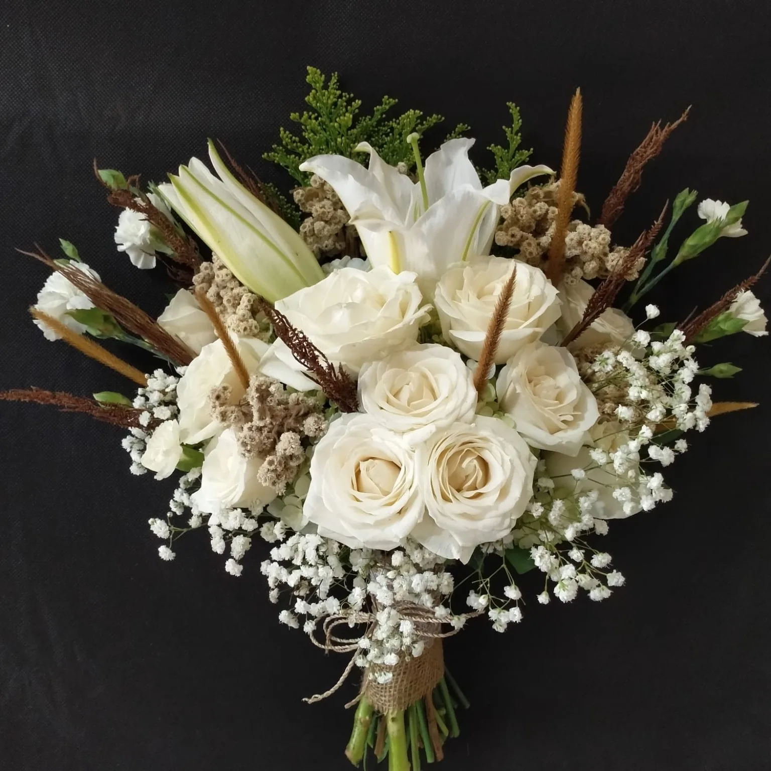 Hand bouquet bunga putih Adeeva Florist Semarang